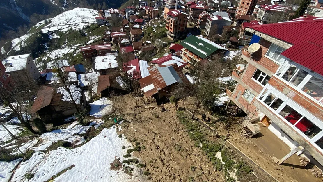 rize-de-heyelan-sonrasi-evler-tahliye-edildi
