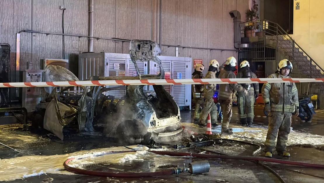 istanbul-da-elektrikli-arac-sarjda-patladi