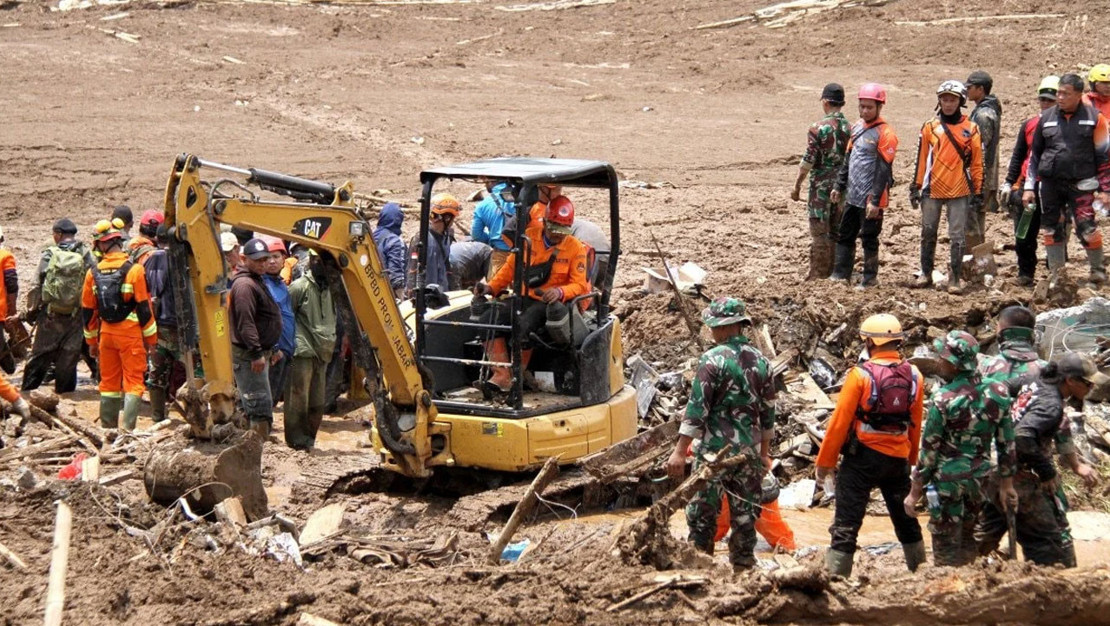 endonezya-da-toprak-kaymasinda-olu-sayisi-34-e-yukseldi