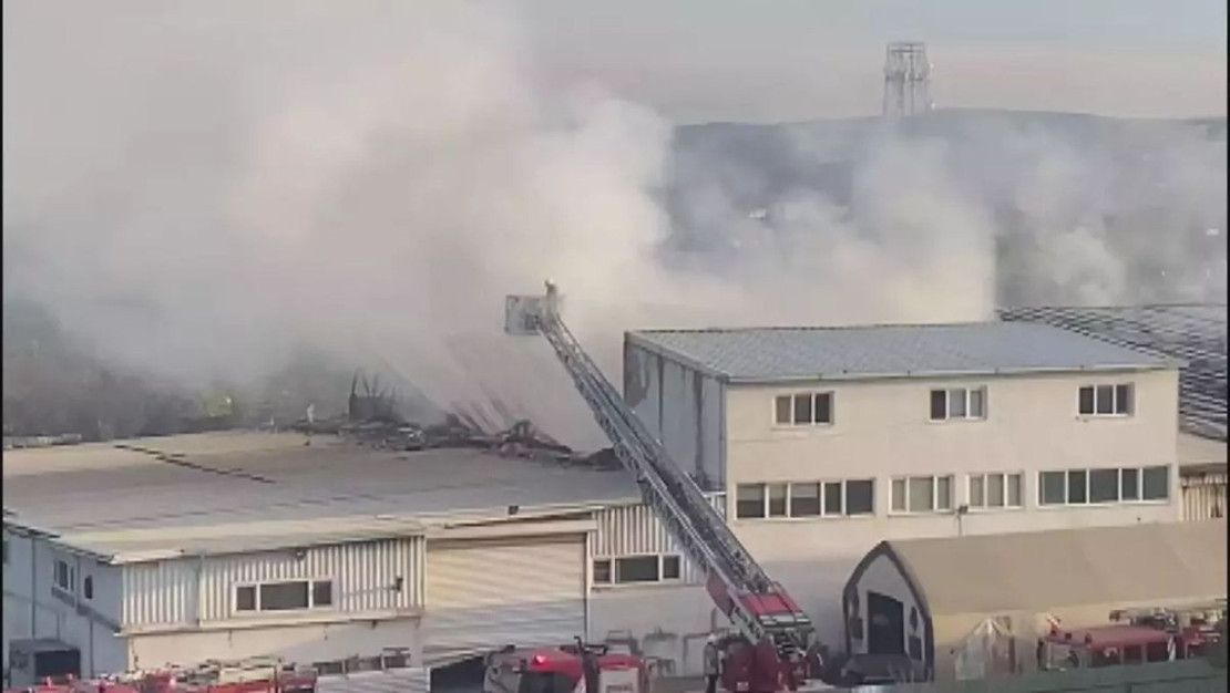 tuzla-da-kaucuk-fabrikasinda-yangin-cikti