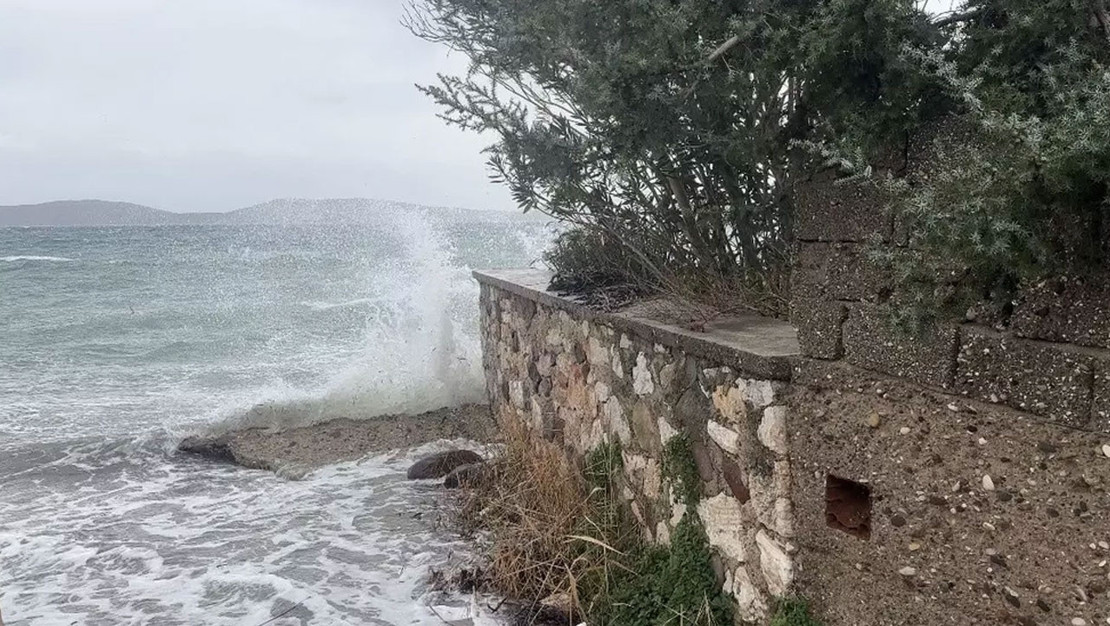 izmir-de-firtina-sebebiyle-ruzgar-hizi-artti