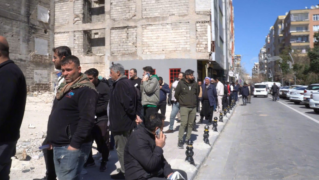 vatandaslar-app-plaka-icin-uzun-kuyruklar-olusturdu