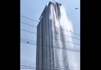 deprem-aninda-havuzdan-dusen-kisi