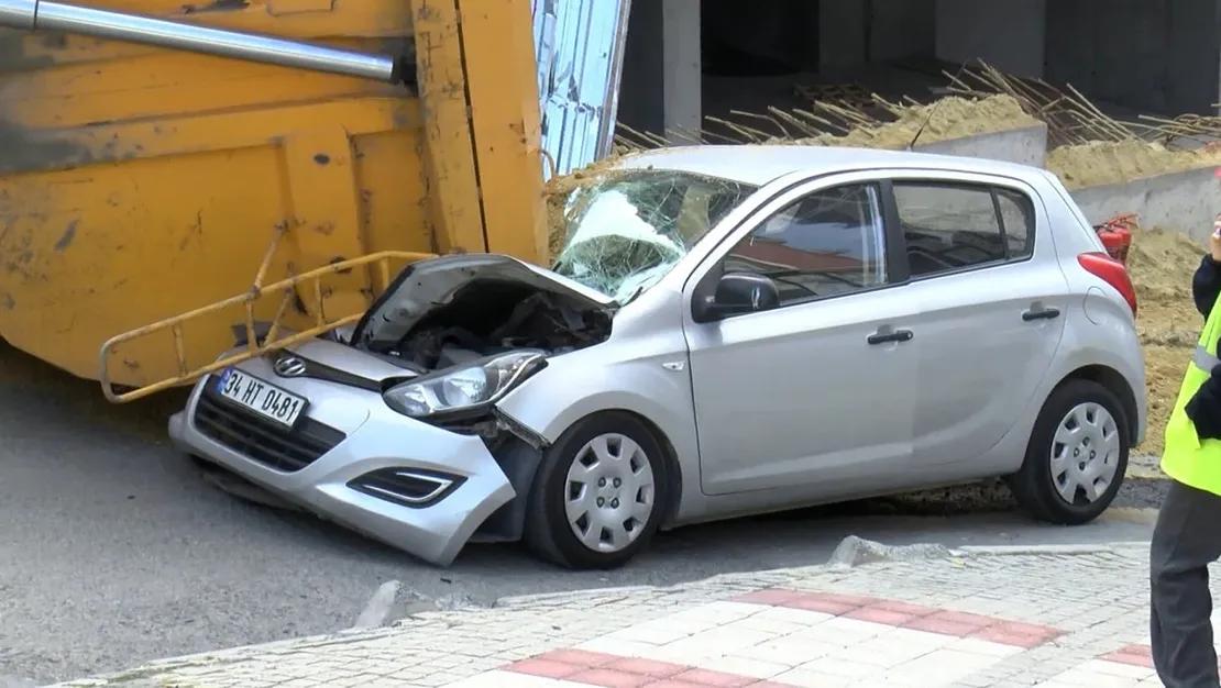 hafriyat-kamyonu-otomobilin-uzerine-devrildi