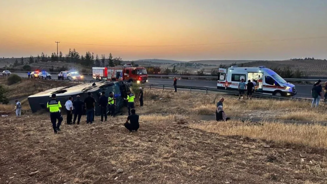sanliurfa-da-otobus-devrildi-27-yarali