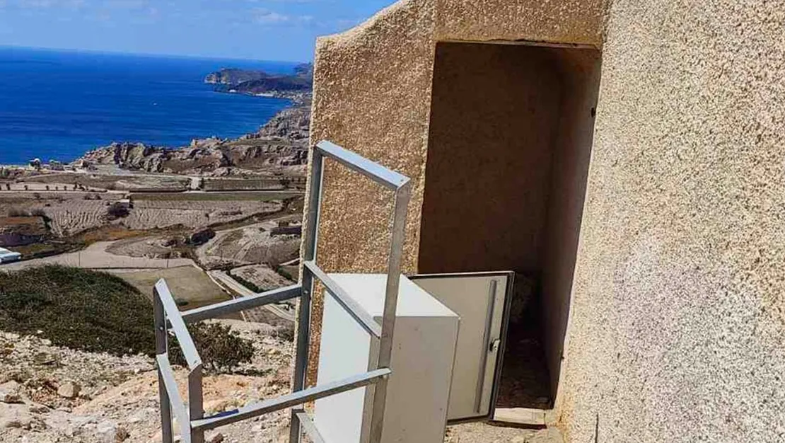 santorini-de-sismoloji-merkezine-hirsizlik-soku