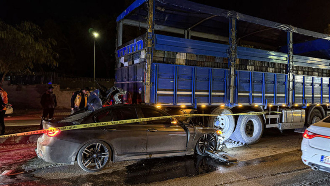 adana-da-kaza-otomobil-kamyona-carpti-1-olu