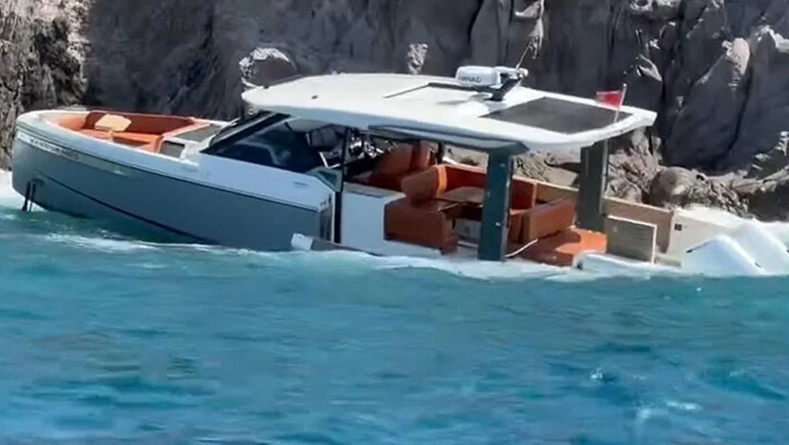 bodrum-aciklarinda-tekne-karaya-oturdu-3-kisi-kurtarildi