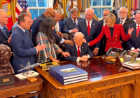 abd-baskan-yardimcisindan-trump-ile-dua-anlari