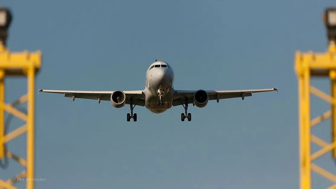 yildirim-ucak-inisine-engel-oldu