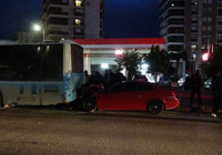 luks-otomobil-park-halindeki-otobuse-carpti