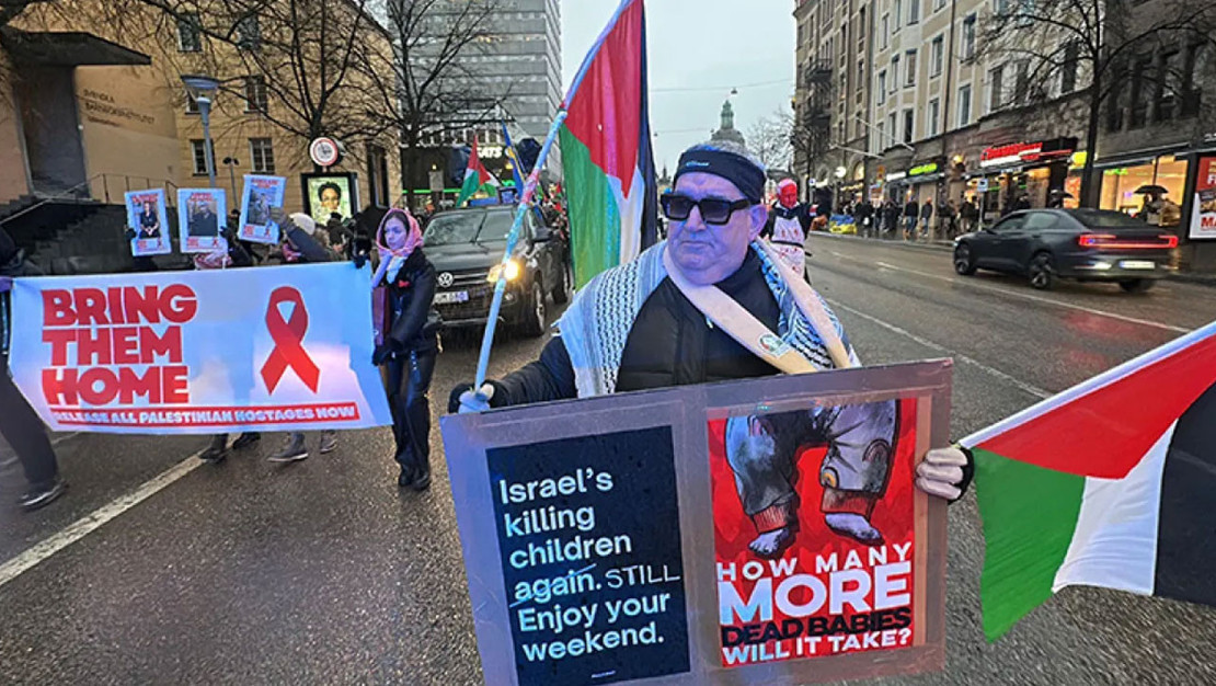 isvec-te-yuzlerce-kisi-israil-e-tepki-gostermek-icin-toplandi