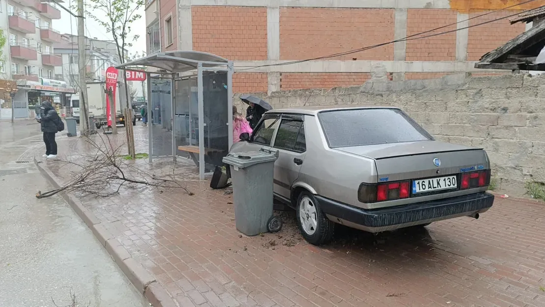 ehliyetsiz-surucu-kacarken-kaza-yapti