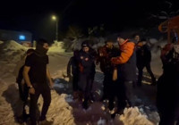 afad-ekipleri-kadina-paletli-aracla-ulasti