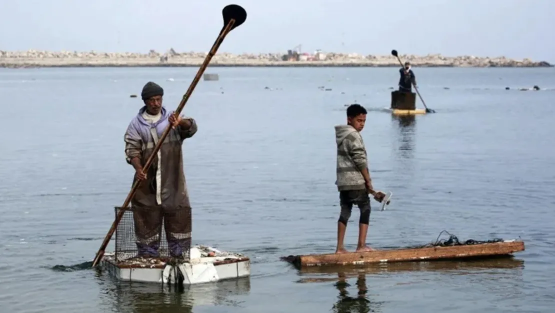gazzeli-balikci-buzdolabi-kapisindan-sal-yapti