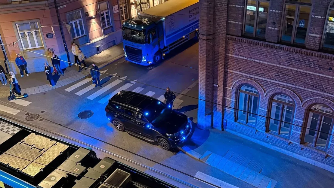 oslo-da-el-bombasiyla-patlama-meydana-geldi-norvec-in-baskenti-oslo-da-pilestredet-caddesi-nde-atilan-bir-el-bombasi-nedeniyle-olasi-bir-patlama-gerceklesti