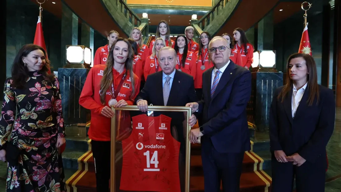 cumhurbaskani-erdogan-voleybol-takimini-kabul-etti