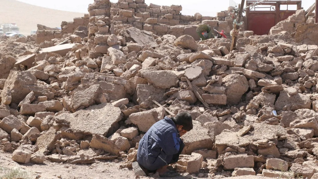 afganistan-da-deprem-622-olu-var