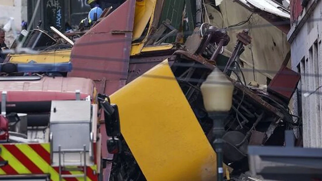 portekiz-de-tramvay-kazasi-15-kisi-hayatini-kaybetti