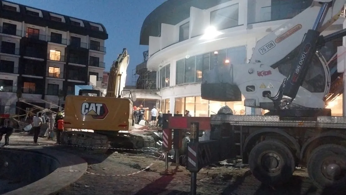 antalya-da-otel-insaatinda-balkon-coktu