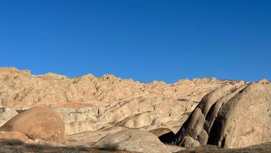 mars-renkli-kayalikta-dag-kecisi-surusu