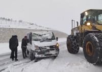 van-da-minibus-yoldan-cikti-kar-saplandi