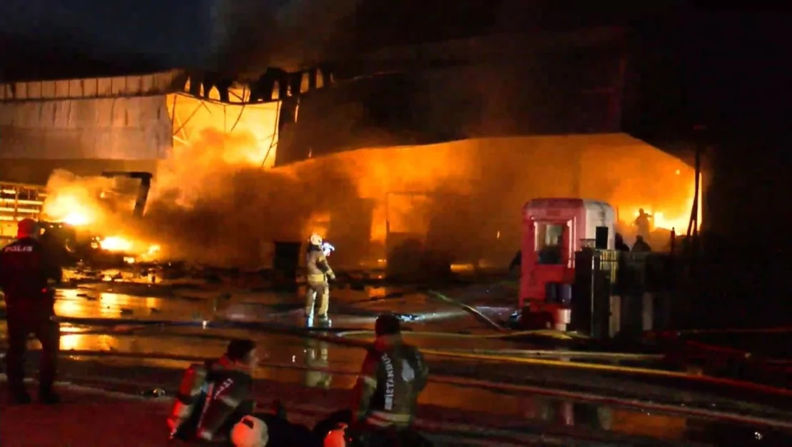 ikitelli-de-depoda-yangin-2-tir-8-kamyon-4-forklift-yandi