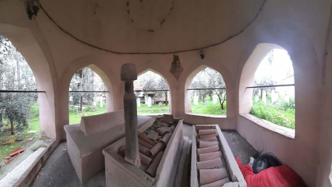 tarih-mezarlikta-yasanan-tahribat-vatandaslari-isyan-ettirdi