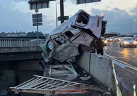 izmir-de-freni-bosalan-kamyon-viyadukten-dustu