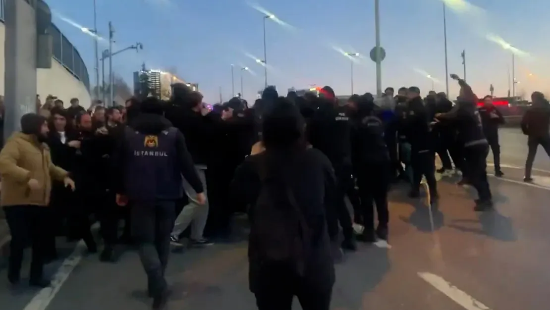 avukatlar-baro-baskani-kararini-protesto-etti