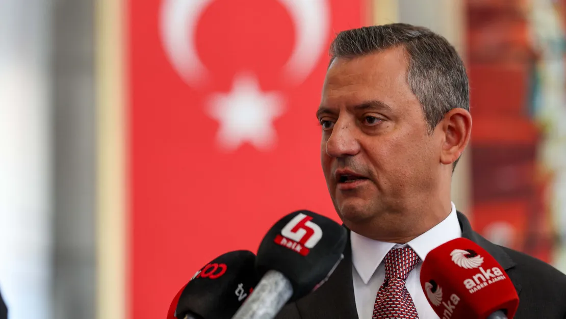 ozgur-ozel-ustune-basa-basa-soyledi-cumhurbaskani-adayi-degilim