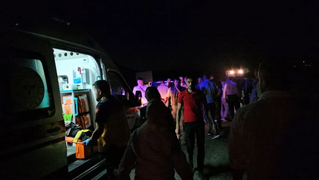 bitlis-te-ticari-arac-traktore-carpti