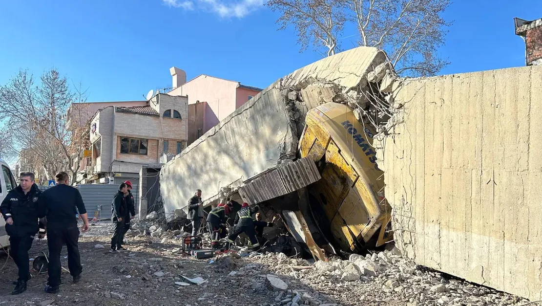 usak-ta-bina-coktu-operator-enkaz-altinda