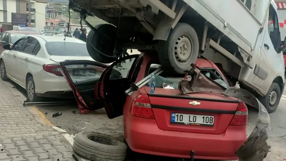 direksiyon-kontrolunu-kaybeden-arac-kazasi