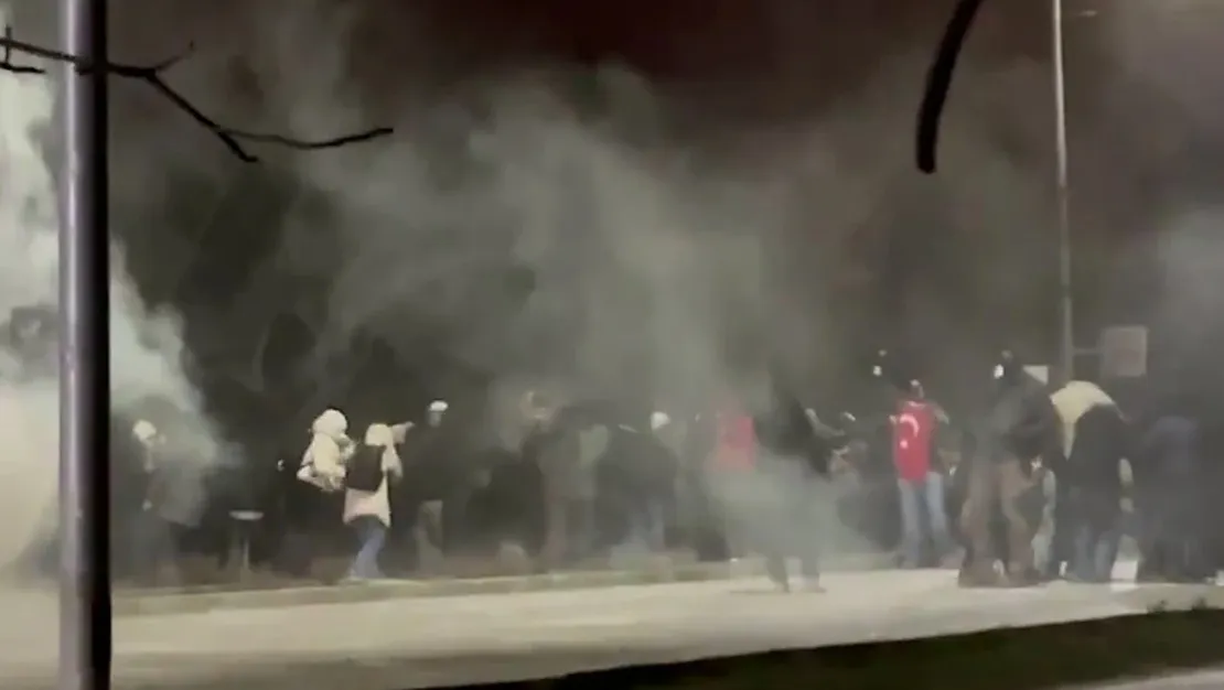 odtu-de-eylemciler-polise-taslarla-saldirdi