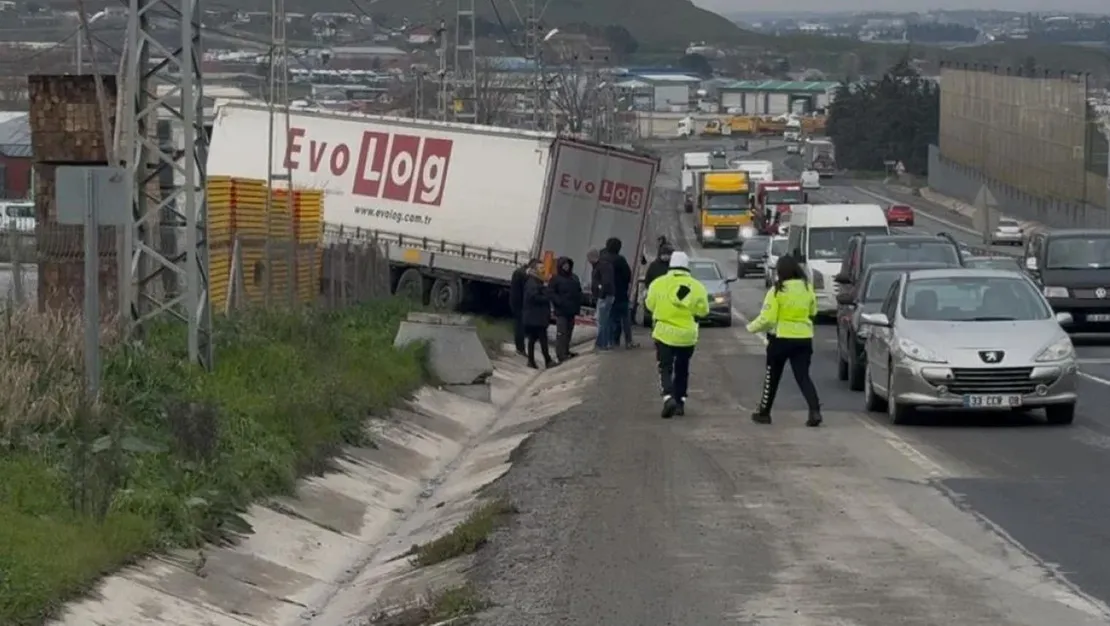 buyukcekmece-de-tirin-altinda-kalan-surucu-oldu