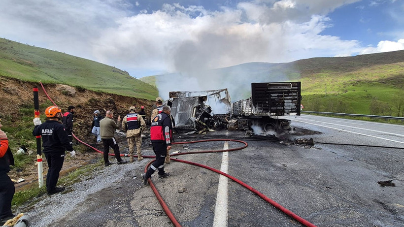 tatvan-van-kara-yolunda-tir-carpismasi-iki-sofor-hayatini-kaybetti
