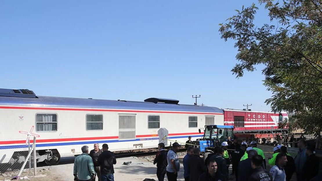 mus-ta-ogrenci-servisine-tren-carpti