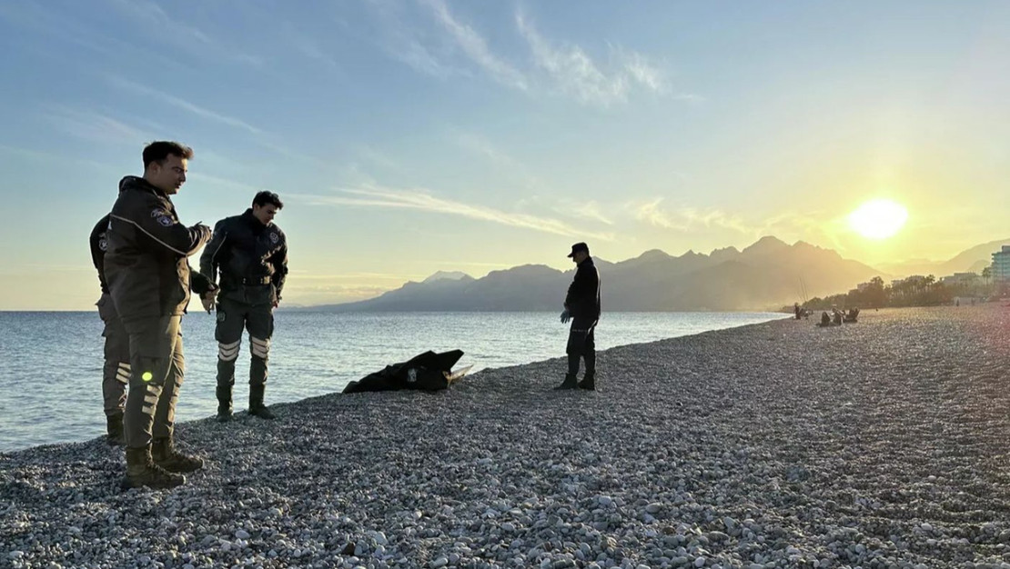 antalya-konyaalti-sahili-nde-erkek-cesedi-bulundu