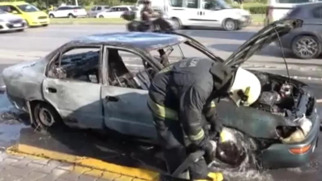 antalya-da-aracta-yangin-cikti