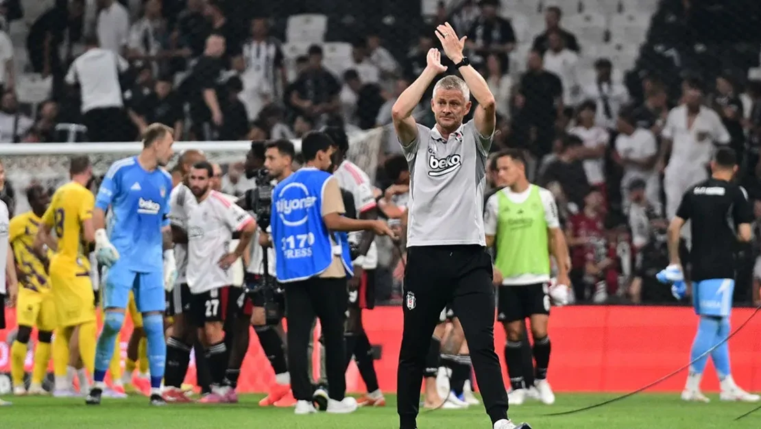 besiktas-taraftarlari-solskjaer-i-islikla-karsiladi
