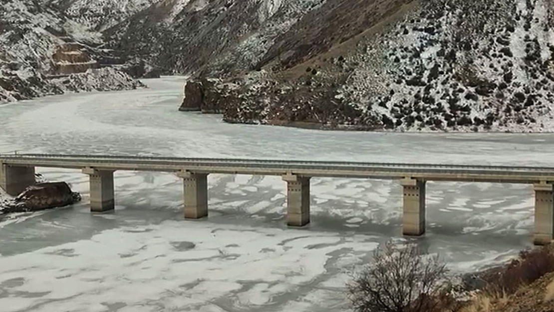 coruh-nehri-buzla-kaplandi-dogaseverlerin-ilgisini-cekiyor