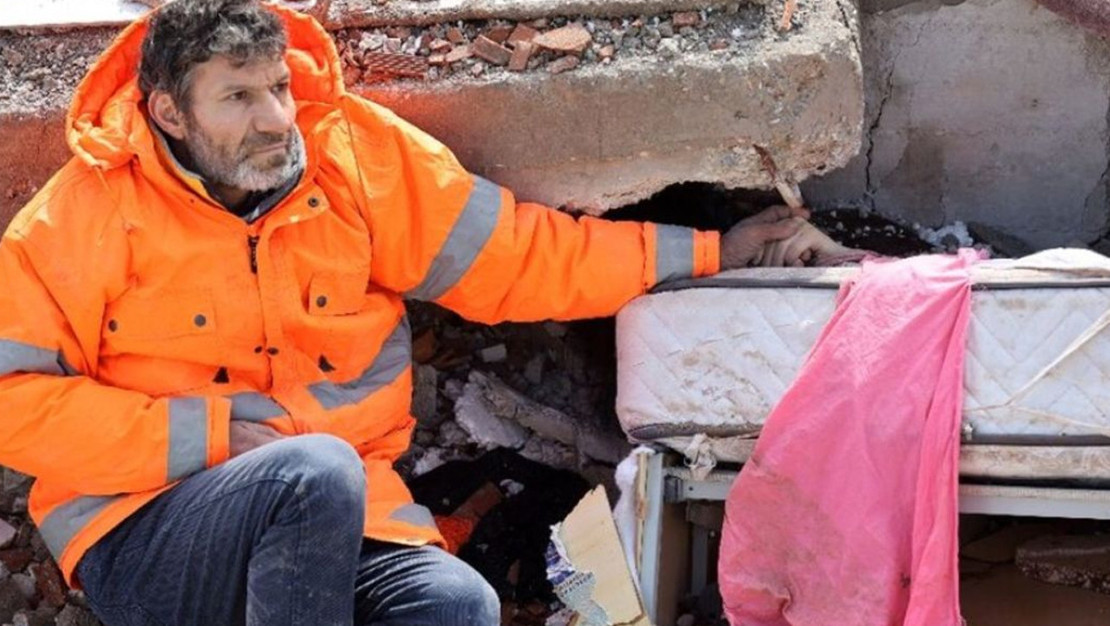 depremin-ucuncu-yilinda-acili-baba-mezarda-ziyaretci