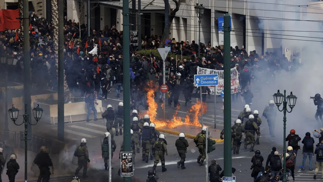 micotakis-protestolarin-ardindan-kabineyi-degistirdi