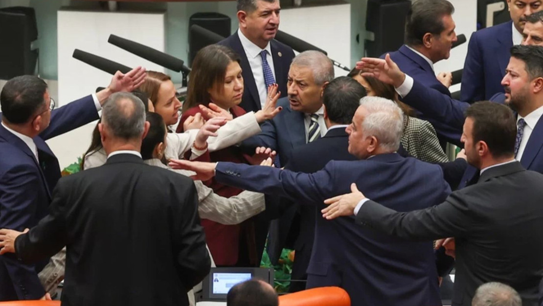 tbmm-genel-kurulu-nda-gergin-anlar-chp-ve-ak-parti-vekilleri-arasinda-arbede