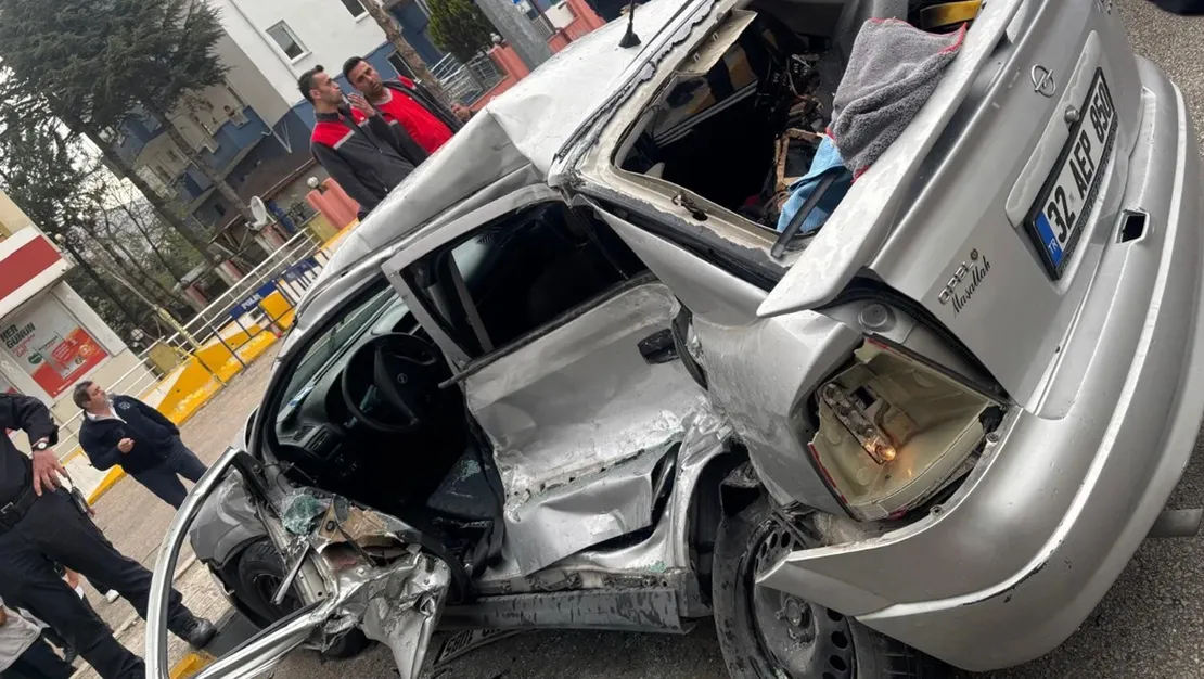 isparta-da-otomobil-otobuse-arkadan-carpti