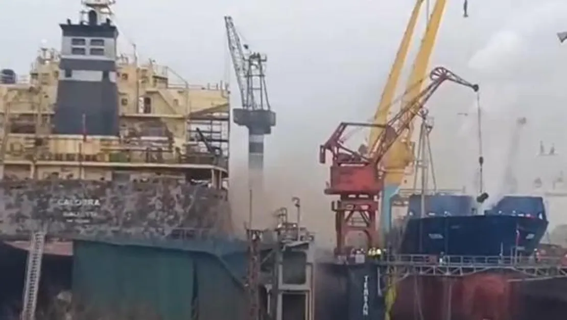 tuzla-da-tersane-yangini-gemi-alev-aldi