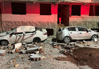 zeytinburnu-nda-kentsel-donusumde-beton-parcalari-dusunce-araclar-hasar-gordu