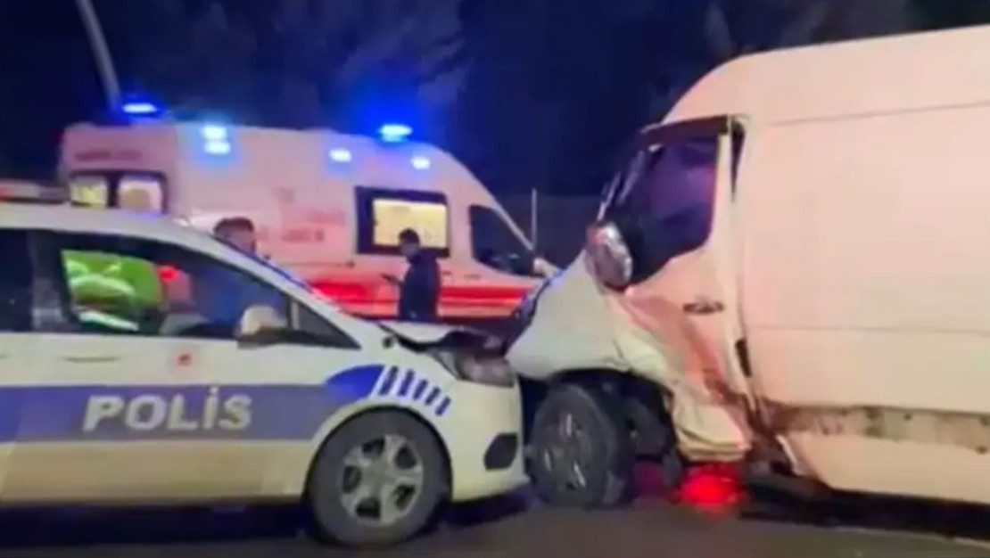 sultanbeyli-de-polis-aracinin-karistigi-trafik-kazasi