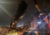 pendik-te-otomobil-apartman-bahcesine-dustu-2-yarali